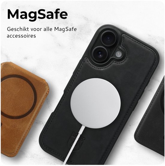 Zwarte lederen telefoonhoes met MagSafe oplader, naast een ronde lederen object.