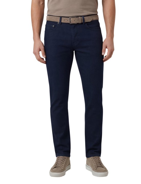 Man in donkerblauwe jeans met bruine riem.