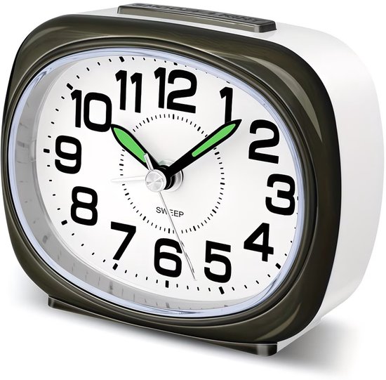 Witte en grijze analoge wekker met grote zwarte cijfers en groene wijzers. De wekker heeft een 'sweep'-functie.