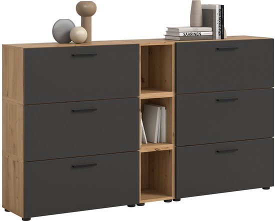 Lage kast met 6 deuren in basaltgrijs en 3 open vakken in artisan eik, met zwarte handgrepen.