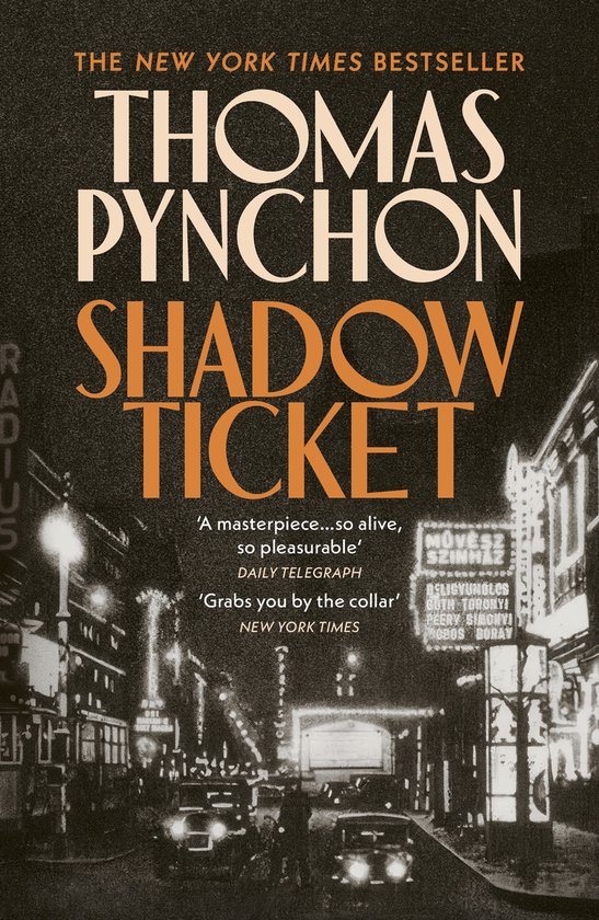 Boekcover van 'Shadow Ticket' van Thomas Pynchon, met een nachtelijke straatscène in New York met auto's en neonreclames. De titel staat in oranje letters.