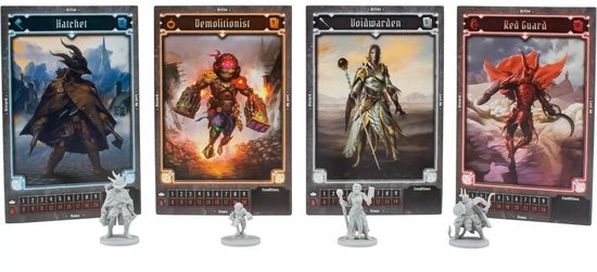 Karakterkaarten en miniatuurfiguren van Hatchet, Demolitionist, Voidwarden en Red Guard uit Gloomhaven.