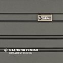 Detail van de 'Diamond Finish' op de donkergrijze koffer met het Princess Traveller logo.