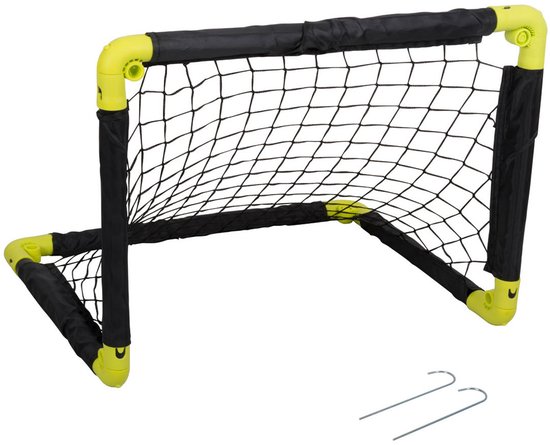 Zwart en geel opvouwbaar voetbaldoel met zwart net en twee grondpennen.