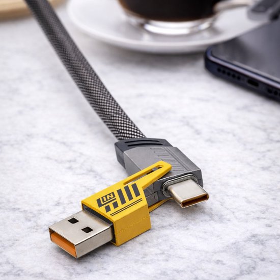 Grijze gevlochten kabel met gele en metalen USB-A en USB-C hoekconnectoren.
