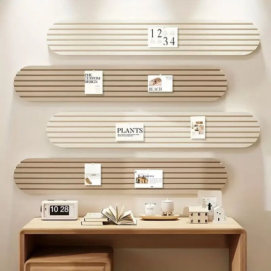 Vier ovale vilten prikborden in beige en camel met horizontale ribbels, opgehangen aan een muur boven een bureau.