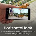 Hand houdt witte Samsung Galaxy S26 vast, toont video van honden die lopen met horizontale lock.