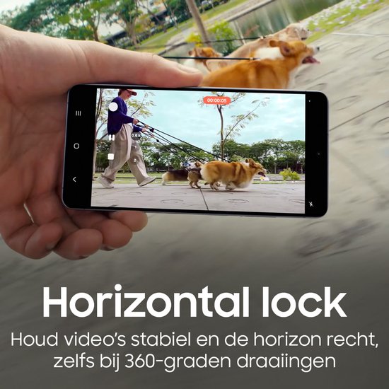 Hand houdt witte Samsung Galaxy S26 vast, toont video van honden die lopen met horizontale lock.