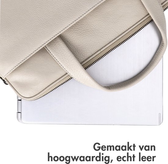 Off-white laptoptas gemaakt van hoogwaardig, echt leer, met een laptop erin.