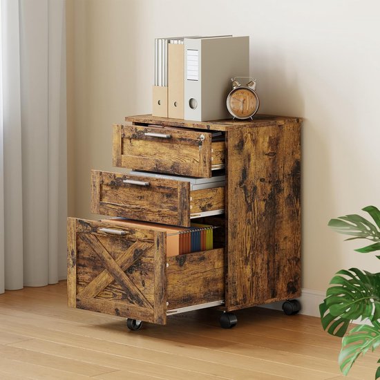 Bruine houten archiefkast met 3 laden, waarvan één open, met dossiermappen, een wekker en een plant.