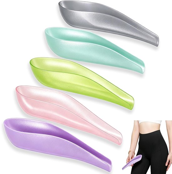 Vijf plastic plas-trechters in pastelkleuren: paars, roze, groen, lichtblauw en zilver. Een vrouw houdt een paarse trechter vast.