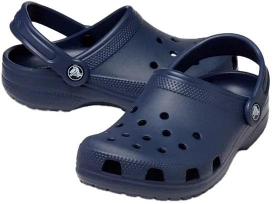 Une paire de Crocs Clogs bleu marine avec bride réglable et perforations sur le devant, sur fond blanc.