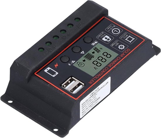 Schuin aanzicht van zwarte solar charge controller met rood frame, scherm, USB-poorten en aansluitklemmen.