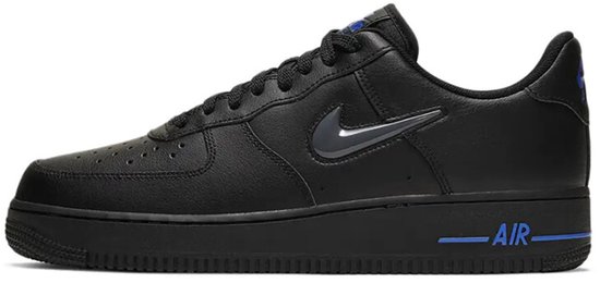 Zwarte Nike Air Force 1 sneaker met grijze swoosh en blauwe 'AIR'-tekst op de zool.