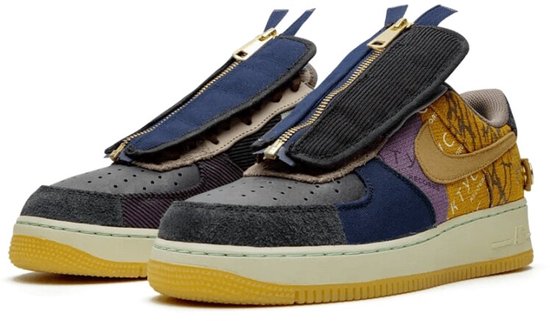 Paar Nike Air Force 1 Low Travis Scott sneakers met patchwork, rits over de veters en gumzolen.