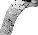 Close-up van de zilverkleurige metalen horlogeband van een Edifice horloge.