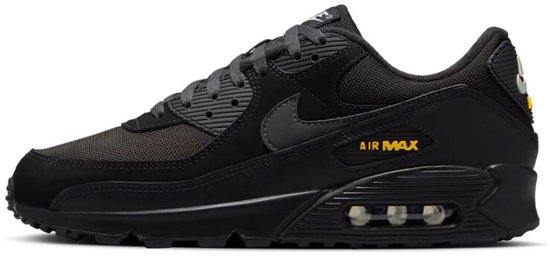 Zijkant van een zwarte Nike Air Max 90 sneaker met gele 'AIR MAX' opdruk.