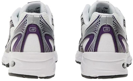 Achterkant van witte New Balance sneakers met paarse en zilveren strepen op de hiel.