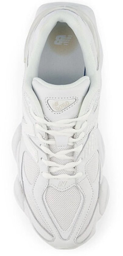 Bovenkantaanzicht van een witte New Balance 9060 sneaker met veters.