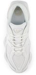 Bovenkantaanzicht van een witte New Balance 9060 sneaker met veters.