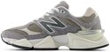 Grijze New Balance 9060 sneaker met beige mesh, zilveren N-logo en dikke witte zool.