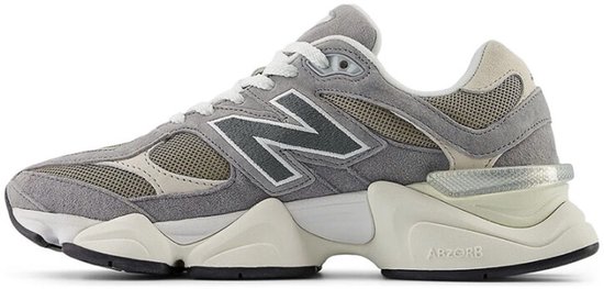 Grijze New Balance 9060 sneaker met beige mesh, zilveren N-logo en dikke witte zool.