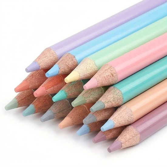 Een close-up van pastelkleurige houten potloden opgestapeld met hun punten zichtbaar.