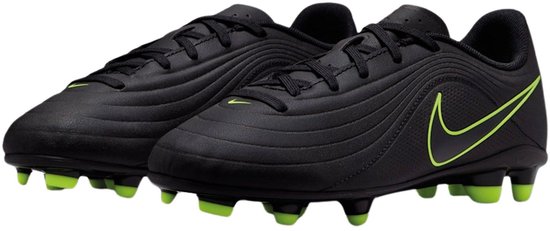 Bottes de football noires avec swoosh Nike vert vif et crampons.