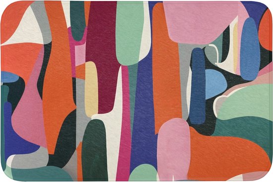 Tapis de bain avec un motif abstrait de formes orange, vertes, violettes et bleues.