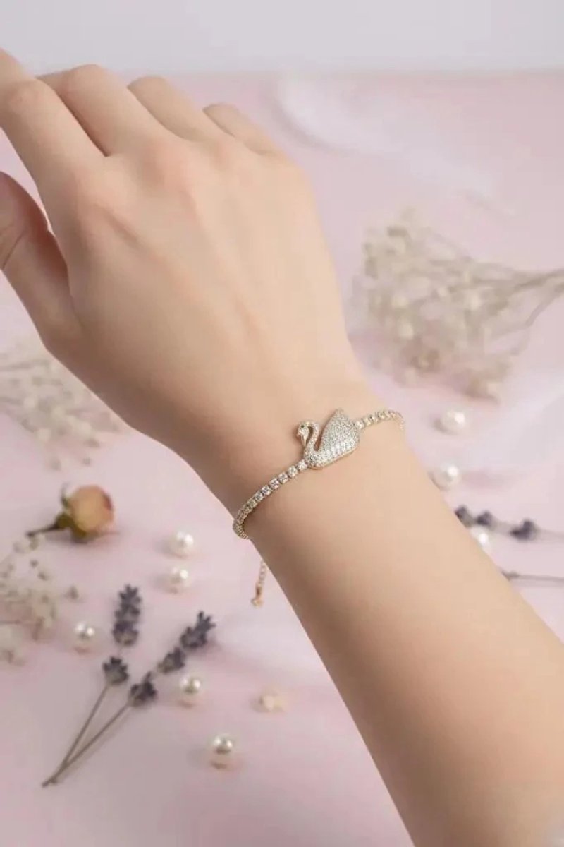 Dorvina Zwaan Model Messing Zirkonia Goudkleurig Verstelbaar Su Yolu Armband