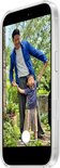 iPhone in transparant hoesje met MagSafe-ring, toont vader en zoon buiten.