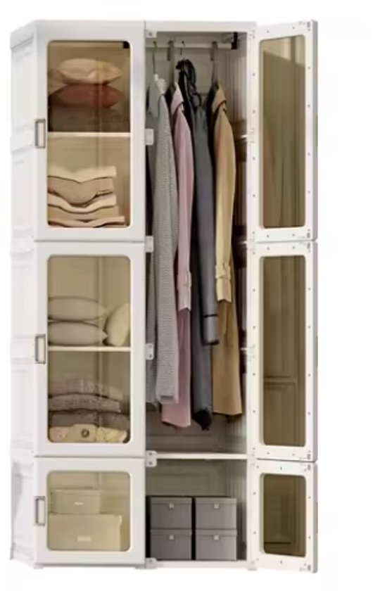 Witte kledingkast met glazen deuren, gevuld met kleding en opgevouwen textiel.