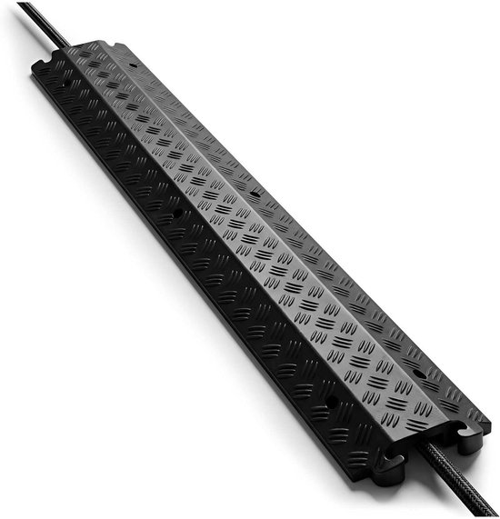 Zwarte kabelbeschermer met ruitpatroon, geïsoleerd op een witte achtergrond, met een kabel erdoor.