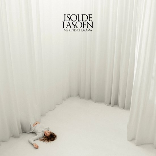 Une femme allongée au sol entre des rideaux blancs, avec le texte "ISOLDE LASOEN MY KIND OF DRAMA" au-dessus d'elle.