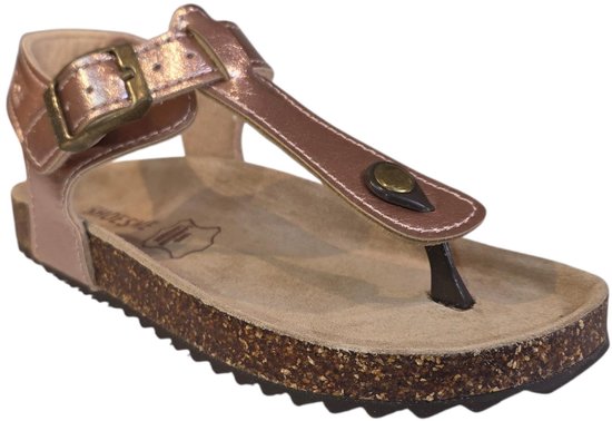 Roze metallic sandaal met gesp en kurken zool, close-up.