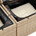 Opbergruimte in de beige rotan stoel, met zwarte voering en kussens.