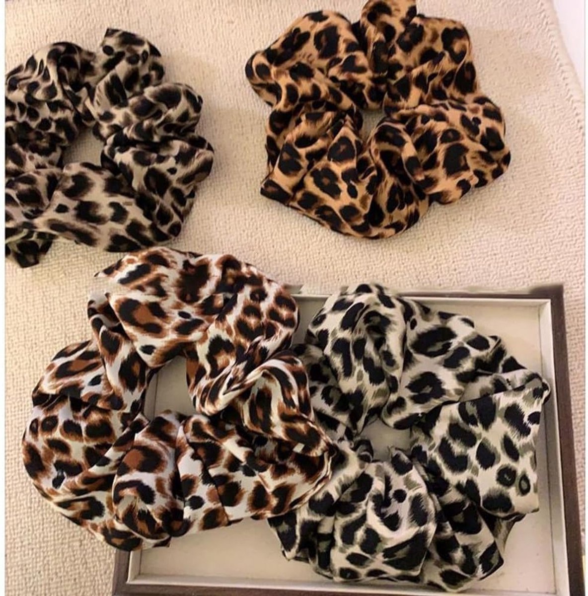 Leopard Print Haar Scrunchies Set van 4 - Elastische Haarbanden voor Ponytails, Vintage Stijl, Geschikt voor Vrouwen in 4 Kleuren