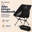 Zwarte campingstoel met praktisch zijvak voor telefoon of zonnebril.