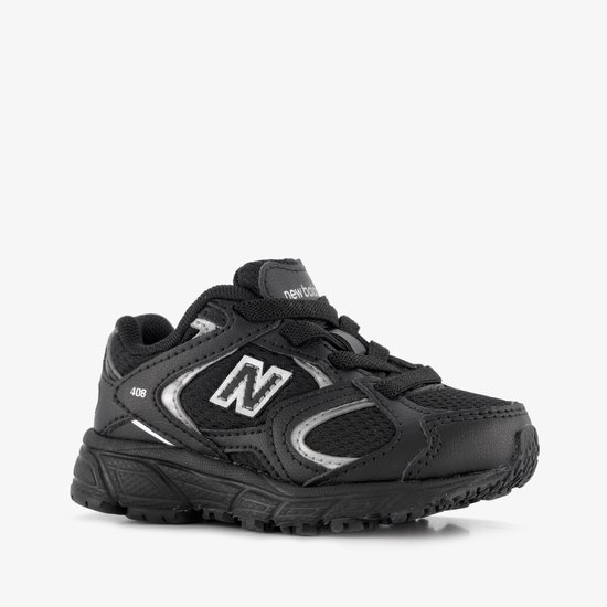 Zwarte New Balance 408 sneaker, zijaanzicht, met zilverkleurige N-logo en '408'.