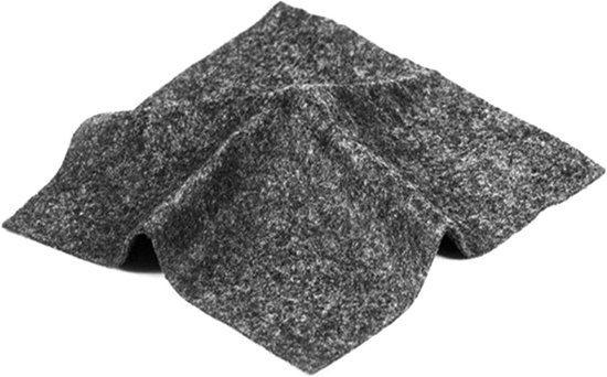 Een grijs, gekreukeld doek met een korrelige textuur, geïsoleerd op een witte achtergrond.
