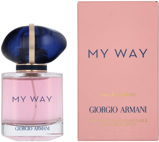 Glazen parfumfles met lichtroze vloeistof en een roze doos met 'MY WAY' en 'GIORGIO ARMANI' in donkerblauwe letters.