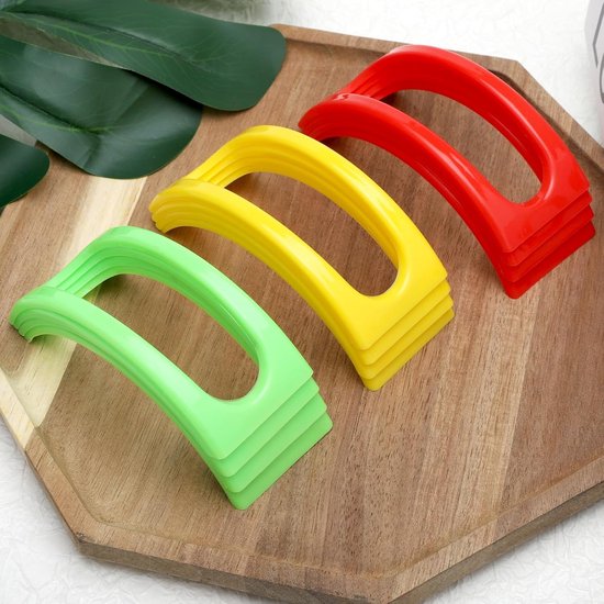 Stapel rode, gele en groene taco houders op een houten dienblad.