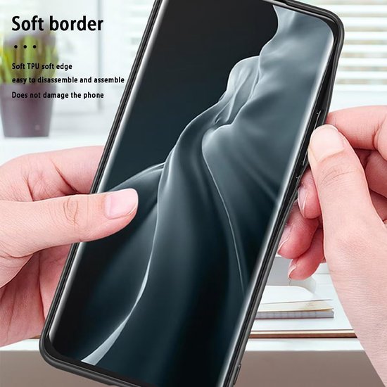Zwarte telefoonhoes met een zachte TPU rand, wordt door twee handen om de telefoon geplaatst. Tekst "Soft border"