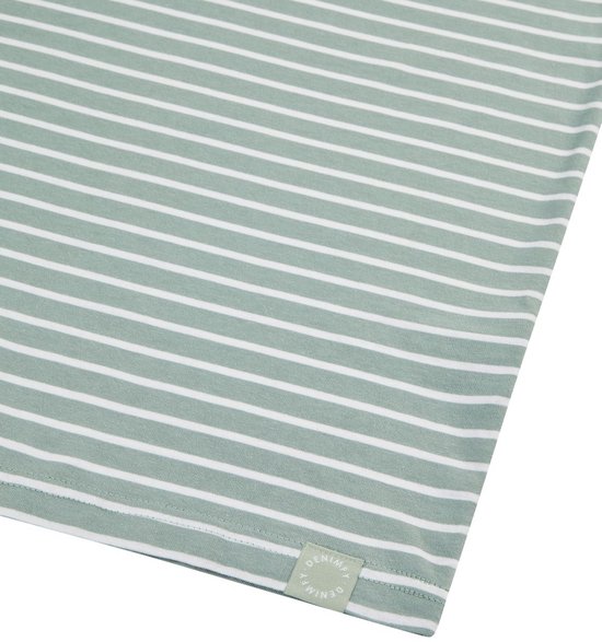 Detail van de zoom van een groene top met witte strepen en een label.