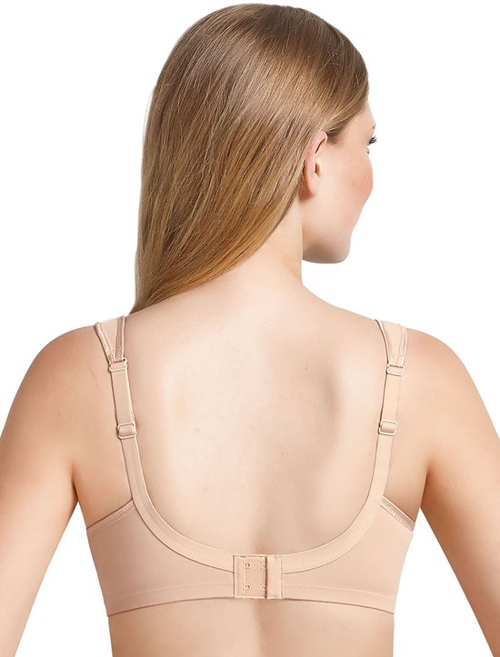 Een blonde vrouw met een beige Anita Comfort bh aan, van achteren gefotografeerd.