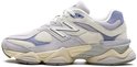 Lichtgrijze New Balance 9060 sneaker met beige en lichtblauwe accenten en een dikke crèmekleurige zool.
