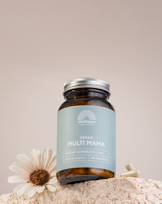 Bruine pot met mintgroene label: "Mattisson HEALTHSTYLE VEGAN MULTI MAMA". Naast de pot een witte bloem en twee capsules.