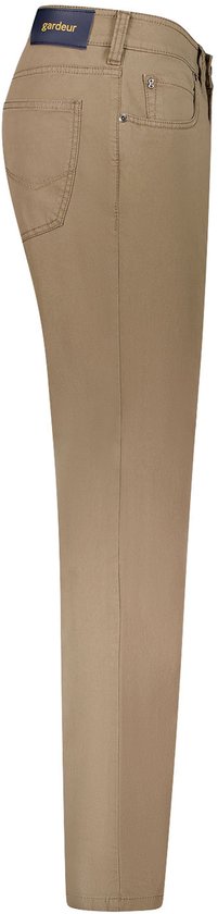 Gardeur jeans in camelbruin, zijaanzicht.