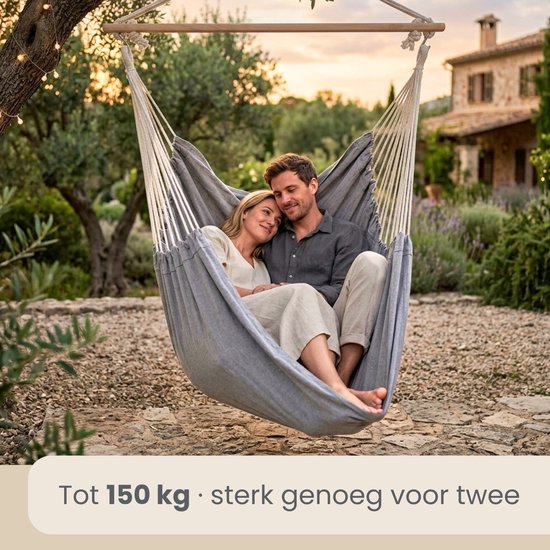 Grijze hangmat voor twee personen, belastbaar tot 150 kg, in een tuin.