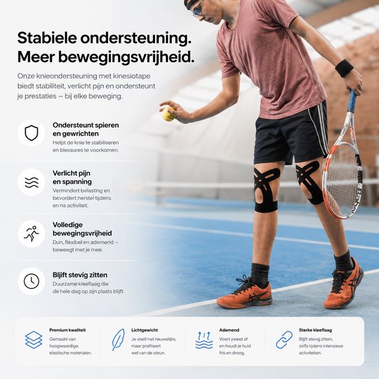Jonge man met tennisracket en bal, draagt zwarte kinesiotape op beide knieën.